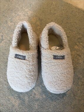 FIGS Sherpa Slippers Unisex Size Small